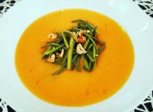 Foto principal de Crema de calabaza con salteado de tallos de espinacas