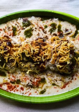 দই বড়া (বাড়িতে বানানোর খুব সহজ পদ্ধতি) (Dahi bada recipe in Bengali) রেসিপির প্রধান ছবি