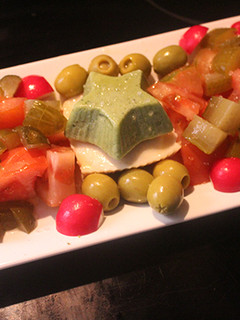 Una foto de Ensalada de huevo cuadrado y estrella de pepino y queso