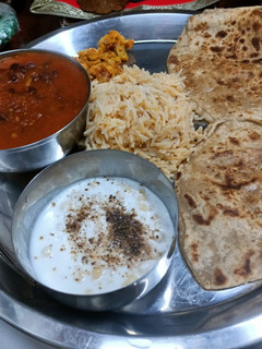 राजमा चावल, गोभी और बूंदी रायता (rajma chawal gobi aur boondi raita recipe in Hindi) रेसिपी मुख्य फोटो
