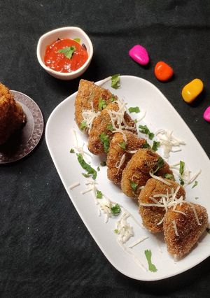 વેજ ચીઝી કટલેસ (Veg Cheesy Cutlet Recipe In Gujarati) રેસીપી મુખ્ય ફોટો