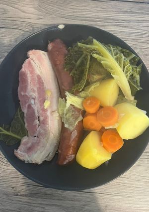 Une photo de Potée au choux, saucisses et lard