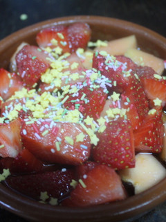 Una foto de Papaya con fresas y moscatel