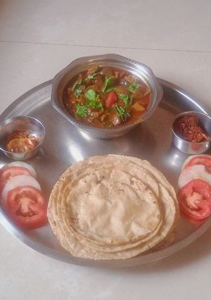 मेथी बैंगन मसाला के साथ गेहूं ज्वार की चपाती रेसिपी मुख्य फोटो