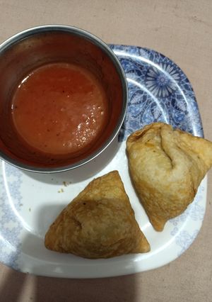 समोसे (samose recipe in Hindi) रेसिपी मुख्य फोटो