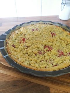 Erdbeer-Rhabarber-Tarte mit Minz-Crumble Rezepthauptbild