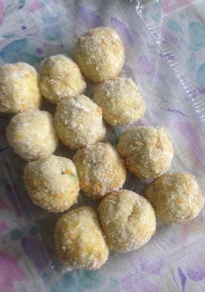 A picture of Crispy melted  bread cheese balls.