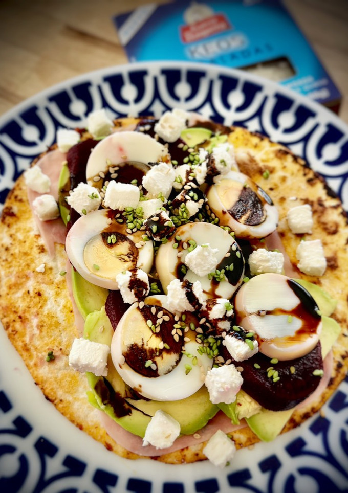 Una foto de Fajita de aguacate, remolacha, jamón york y queso Keos