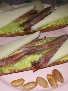 Una foto de Canapés: Pan integral con guacamole anchoas y queso
