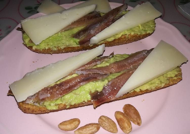 Comida callejera: Pan integral con guacamole anchoas y queso