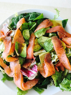 Una foto de Ensalada sencilla de salmón ahumado