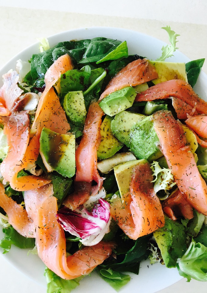 Una foto de Ensalada sencilla de salmón ahumado
