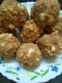 गोंद के लड्डू (Gond ke ladoo recipe in Hindi) रेसिपी मुख्य फोटो