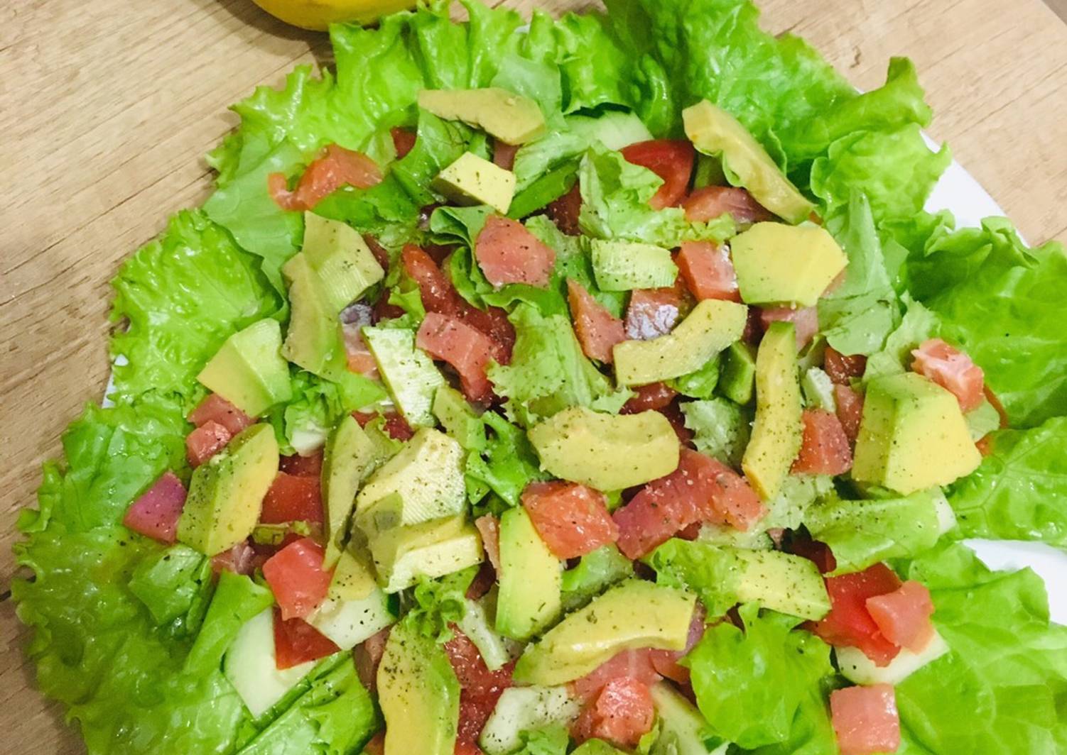 Салат с семгой и листьями салата и авокадо