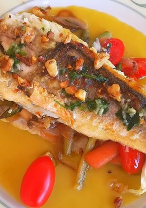 Una foto de Lubina rellena de verduras sobre crema de espárragos