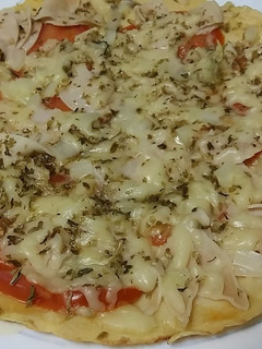 Una foto de Pizza de harina de garbanzos en sartén (sin gluten)