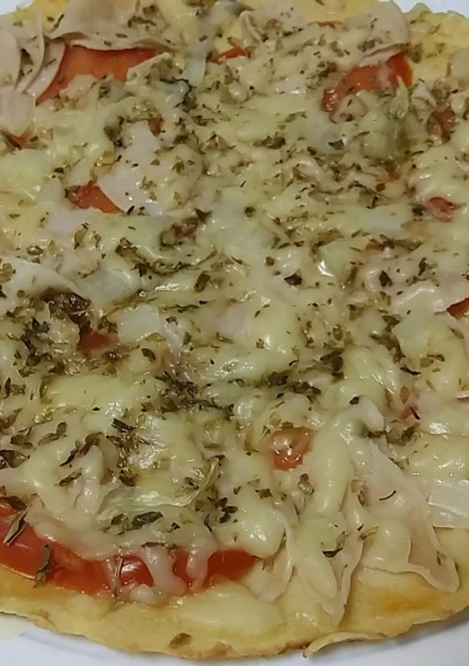 Una foto de Pizza de harina de garbanzos en sartén (sin gluten)