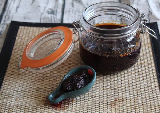 Easiest Way to Make Homemade Thai Chilli paste (Nam Prik Pao) 🌶