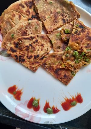 आलू मटर प्याज़ के परांठे (aloo matar pyaz ke parathe recipe in Hindi) रेसिपी मुख्य फोटो