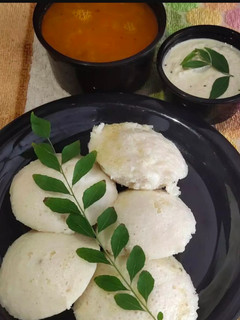 રવા ઈડલી (Rava Idli Recipe In Gujarati) રેસીપી મુખ્ય ફોટો
