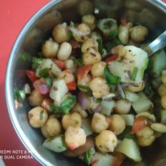 A picture of Chickpeas chaat.