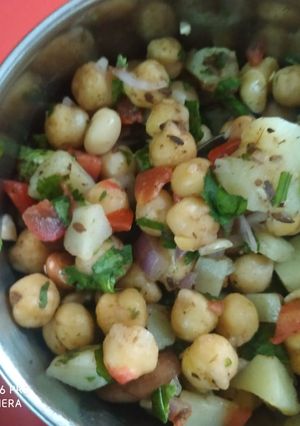 A picture of Chickpeas chaat.