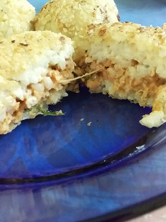 Una foto de Bolitas de arroz rellenas de soja texturizada. 😋