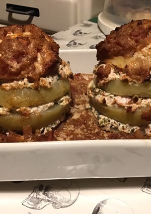 Une photo de Céleri raves façon hamburger au jambon, fromage et tomates