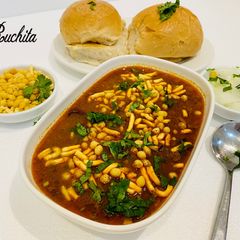 A picture of Misal pav.