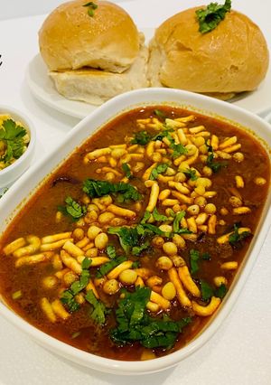 A picture of Misal pav.