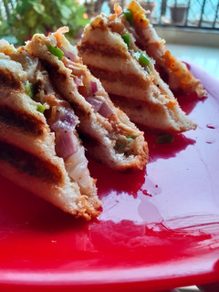 वेजीज एंड मेयोनीज सैंडविच(veggies and Mayonnaise sandwich recipe in hindi) रेसिपी मुख्य फोटो
