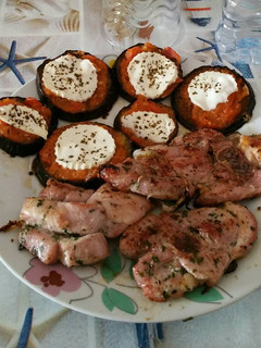 Una foto de Berenjenas tipo pizza de regimen y pavo a la plancha