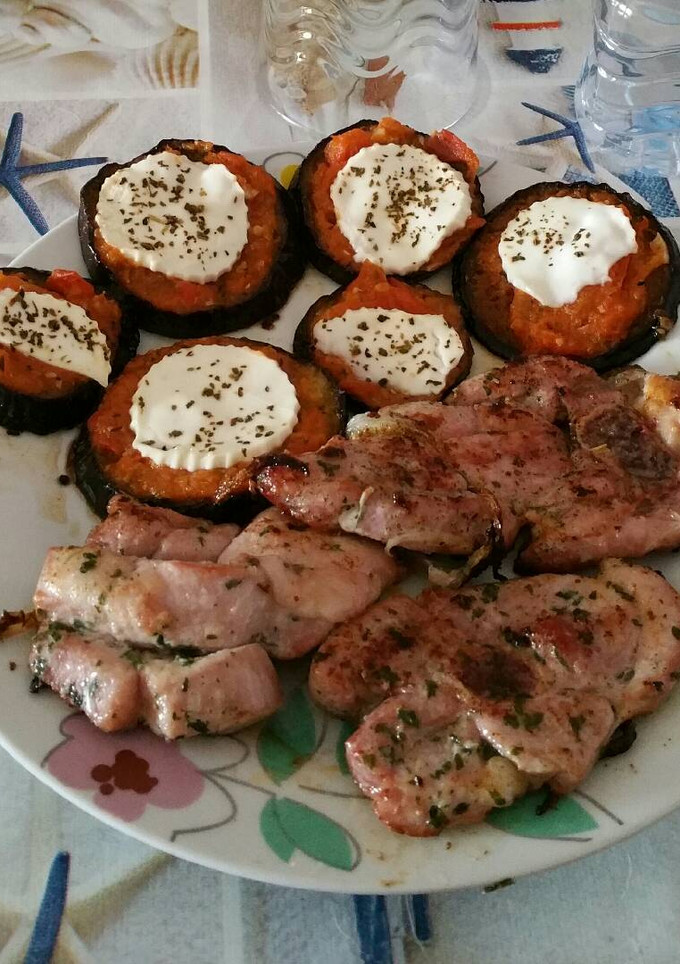 Una foto de Berenjenas tipo pizza de regimen y pavo a la plancha
