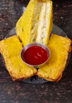 बेसन ब्रेड पकौड़ा (besan bread pakoda recipe in Hindi) रेसिपी मुख्य फोटो