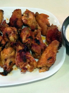 Una foto de Alitas de pollo picantes con salsa de queso