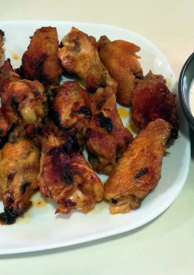 Una foto de Alitas de pollo picantes con salsa de queso