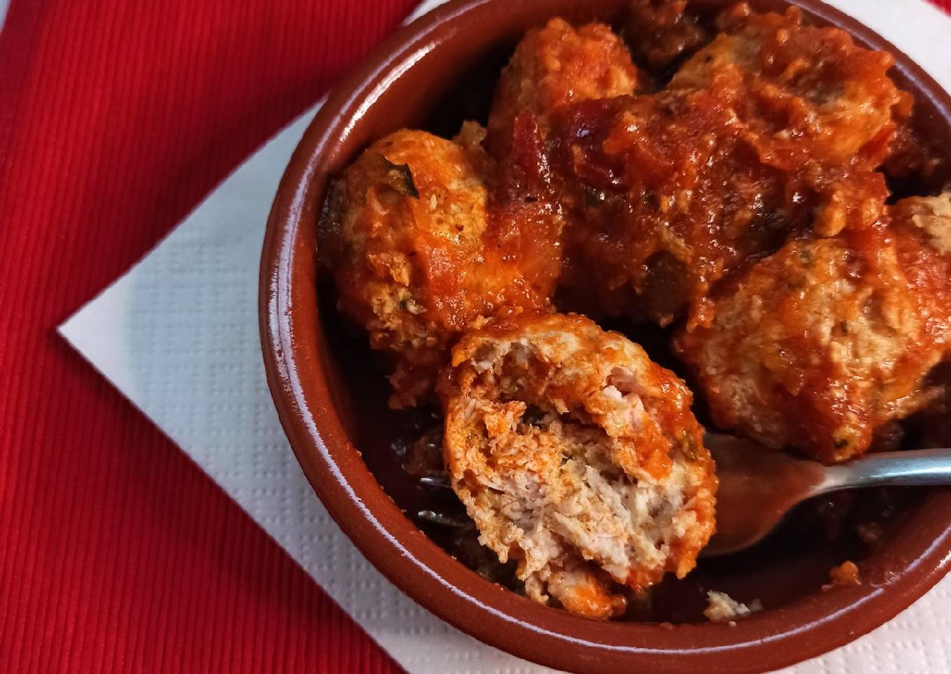 Albóndigas de pollo y calabacín en salsa pisto