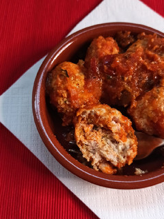 Una foto de Albóndigas de pollo y calabacín en salsa pisto