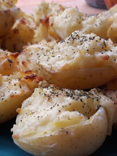 Una foto de Patatas al horno con mantequilla y queso