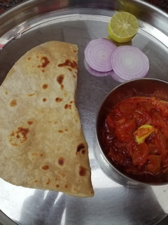 சப்பாத்தி, தக்காளி தொக்கு (Chappathi, thakkaali thokku recipe in tamil) செய்முறை முக்கிய புகைப்படம்