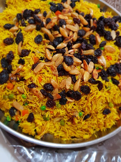 صورة لوصفة رز اصفر بالشعيرية والبزاليا (بازيلا) والمكسرات