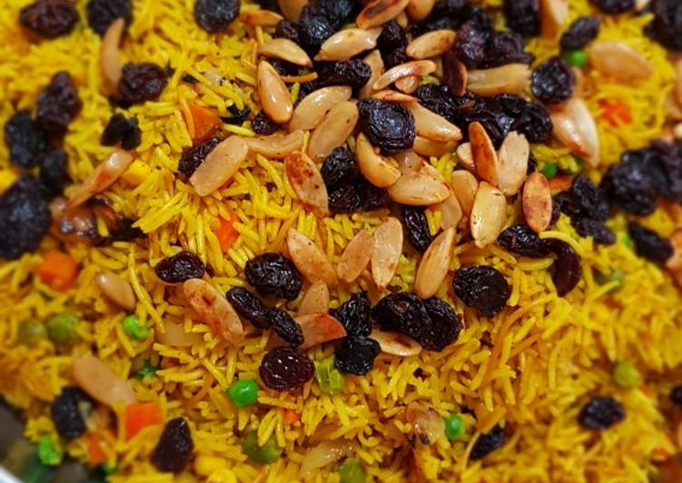 رز اصفر بالشعيرية والبزاليا (بازيلا) والمكسرات