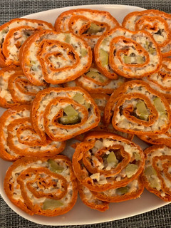 Una foto de Rollitos saludables de pimientos de piquillo rellenos con salsa de yogur y mostaza