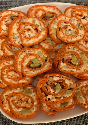 Una foto de Rollitos saludables de pimientos de piquillo rellenos con salsa de yogur y mostaza