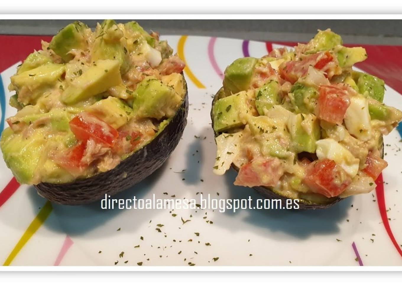 Aguacate relleno de atún y huevo