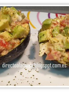 Una foto de Aguacate relleno de atún y huevo