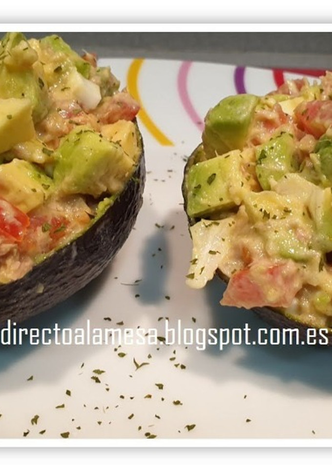 Una foto de Aguacate relleno de atún y huevo
