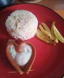 Arroz con vienesa, huevo y papas fritas