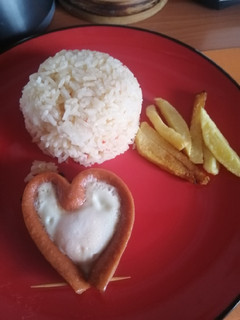 Una foto de Arroz con vienesa, huevo y papas fritas