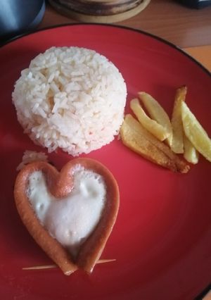Una foto de Arroz con vienesa, huevo y papas fritas